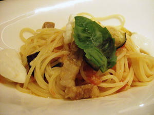 モッツァレラチーズとトマトのパスタ