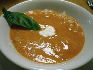 冷製トマトのスープとコールラビ