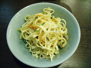 突き出しだす。