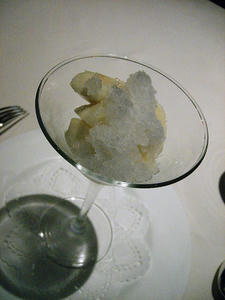 洋ナシのコンポートとラム酒のグラニテ