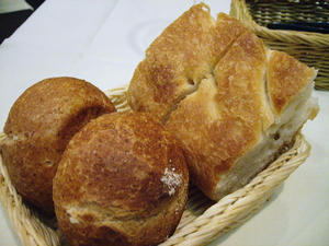 フォカッチャと丸いパン。