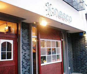 お店の入り口は左