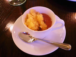 メロンのカキ氷を浮かべたトマトの冷たいスープ