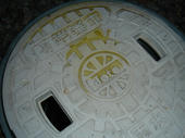 060726manhole-pee