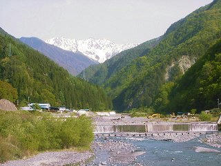 020503_1538_小渋橋から赤石岳遠景