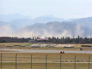 080316_1349_塩尻市岩垂原の砂埃