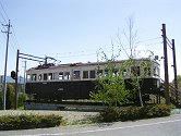 080504_1041_長野計器前にあるまるまど電車.jpg