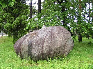 080531_0928_安曇野市豊科近代美術館にある田沢山の巨大礫
