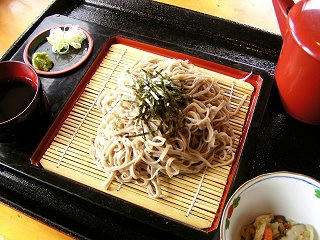 080614_1341_道の駅信越さかえで提供されている手打ちそば