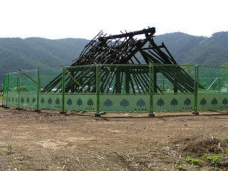 080719_0856_平出遺跡（焼失した復元家屋）