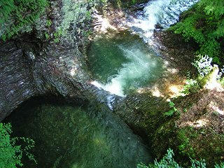 080719_1216_霊泉寺に向かう途中の川にある「ポットホール」