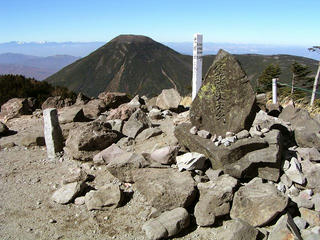 071103_1203_北横岳山頂から望む蓼科山