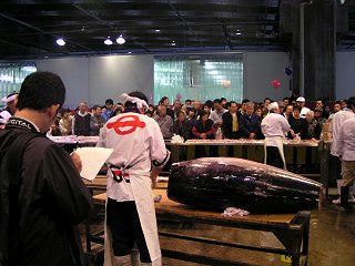 041017_0003_まぐろの解体（松本市公設地方卸売市場）