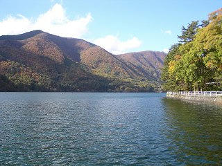 081101_1345_紅葉の木崎湖（大町市）