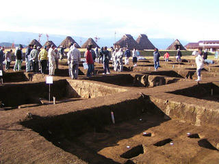 081129_1433_平出遺跡「縄文の村」廃絶集落跡発掘現場（塩尻市）