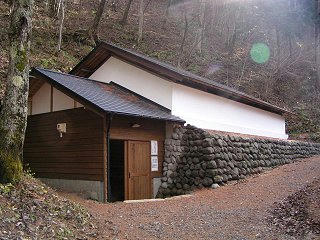 081129_1253_見学用に整備された風穴（松本市安曇）