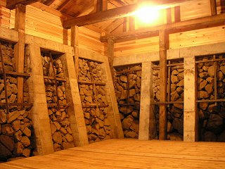 081129_1255_公開された風穴の室内