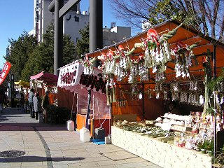 081227_1303_縄手通りのお正月用品の露店（松本市）