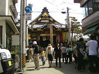 030426_1134_善光寺御開帳・釈尊堂と回向柱