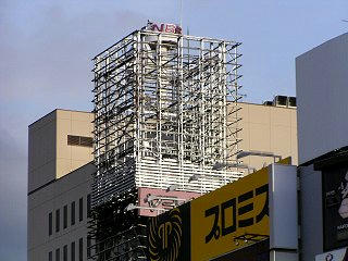 090228_1622_ＪＲ松本駅前に目立つ看板のないビル（松本市）