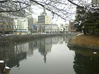 090304_0905_雪景色の松本城周辺