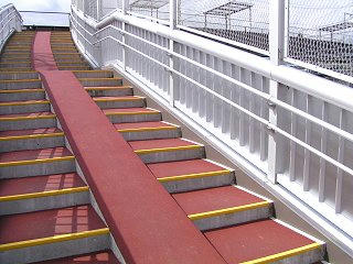 090328_1013_宮田前踏切の歩道橋（松本市）