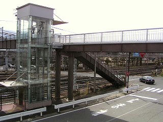 090328_1016_宮田前踏切の歩道橋（松本市）