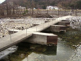 090404_0930_2_増水すると水没する橋（松本市梓川八景山）