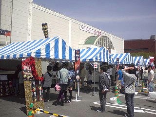 090502_1246_信越麺戦記からジャスコ南松本店前に設けられた会場の様子（松本市）