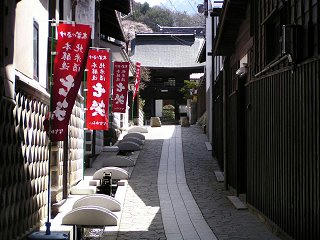 090418_1033_1_中山道福島宿上の段（木曽町）