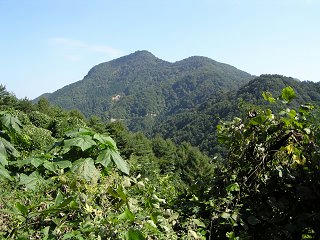 090921_1351_一本松峠から望む冠着山（千曲市）