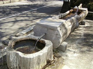 090411_1030_旧中山道須原宿の水舟（大桑村）