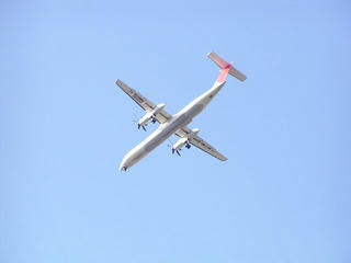 090926_1505_降下中のボンバルディア機（塩尻市）