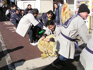 100117_1124_豊科あめ市・福俵曳き（安曇野市）