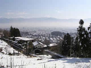 091223_1052_善光寺雲上殿から望む「逆転層」（長野市）