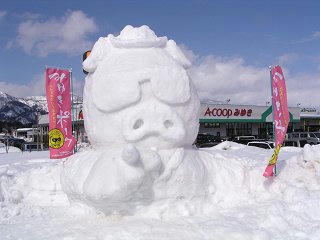 100213_1326_信州ポークきゃらの雪像（飯山市）