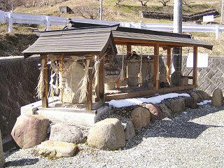 100220_1133_1_庚申堂の庚申塔（生坂村）