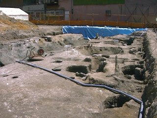 010422_1027_発掘調査中の上土井尻町にある松本城総堀跡（松本市）