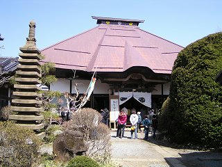 100404_1309_跡部の念仏踊りが行われる西方寺（佐久市）