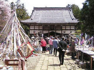 100418_1138_境内アートＯＢＵＳＥ×苗市（小布施町）