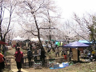 100418_1144_境内アートＯＢＵＳＥ×苗市（小布施町）