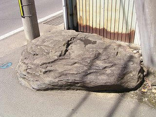 100424_1259_極楽寺前にある蛇枕石（千曲市）