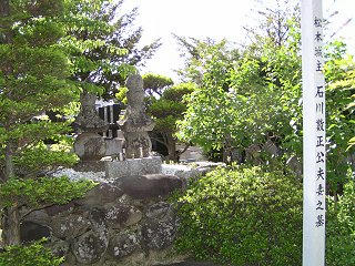100515_1523_兎川寺にある松本城主石川数正夫妻墓（松本市）