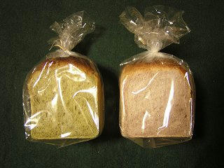 100530_1934_「自然酵母 石窯ガーデン粉々 coco 」のパン （山ノ内町）