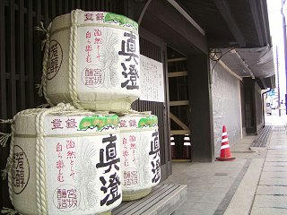 100710_1309_２台の車が突っ込んだ宮坂醸造（諏訪市）