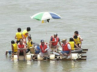 100725_1147_1_手づくりイカダで川下り（飯山市）