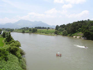 100725_1147_2_手づくりイカダで川下り（飯山市）
