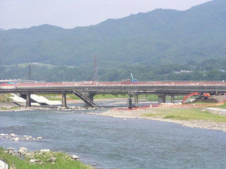 100731_1135_緊急撤去作業中の天竜橋（南箕輪村）