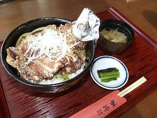 101023_1531_道の駅小坂田公園 地彩旬味 茜里で提供されている「山賊焼き丼」（塩尻市）