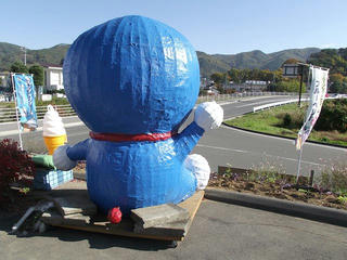 101107_1319_上田市丸子農産物直売加工センターあさつゆ前のドラえもん（上田市）